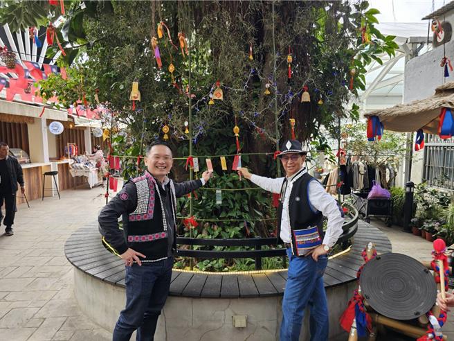 2025年阔时节于桃园忠贞新村文化园区举办，节庆当天他们拜谢天地、许愿求吉，敲响铜鼓将祈愿传达天听、亲手摏一摞粑粑，祈求来年风调雨顺，出入平安。（廖姮玥摄）