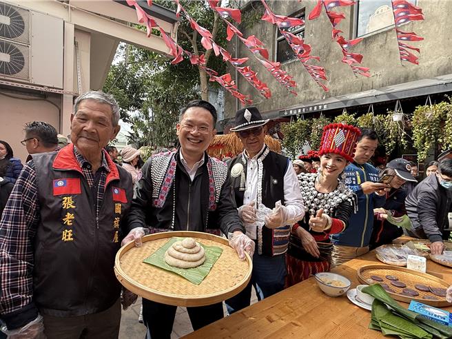 2025年阔时节于桃园忠贞新村文化园区举办，节庆当天他们拜谢天地、许愿求吉，敲响铜鼓将祈愿传达天听、亲手摏一摞粑粑，祈求来年风调雨顺，出入平安。（廖姮玥摄）