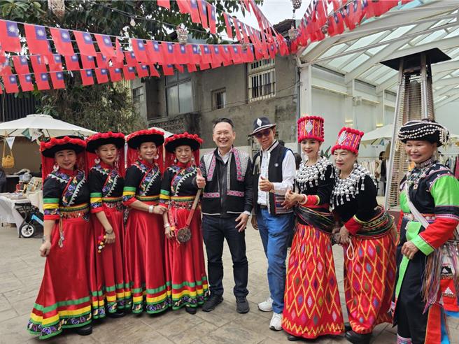 2025年阔时节于桃园忠贞新村文化园区举办，节庆当天他们拜谢天地、许愿求吉，敲响铜鼓将祈愿传达天听、亲手摏一摞粑粑，祈求来年风调雨顺，出入平安。（廖姮玥摄）