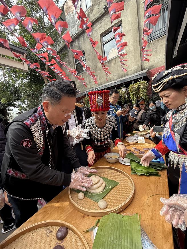 2025年阔时节于桃园忠贞新村文化园区举办，节庆当天他们拜谢天地、许愿求吉，敲响铜鼓将祈愿传达天听、亲手摏一摞粑粑，祈求来年风调雨顺，出入平安。（廖姮玥摄）