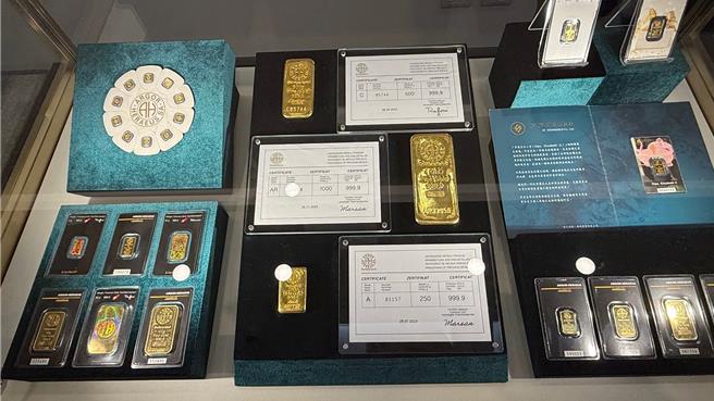 国际金价不断创下歷史新高，加上地缘政治风险升温，近年民眾买黄金作为避险资产趋势上升。（柯宗纬摄）