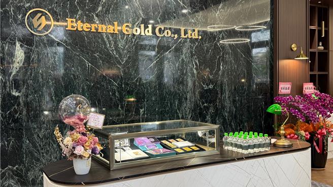 业者瞄准高雄美术馆特区高端族群，在此开设专卖黄金条块店面。（柯宗纬摄）