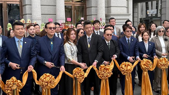 业者瞄准高雄美术馆特区高端族群，在此开设专卖黄金条块店面。（柯宗纬摄）