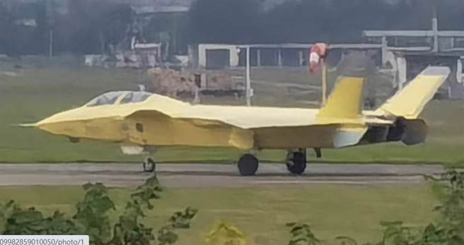 1架出現在成都飛機工業集團試飛場的雙座版殲-20戰機資料照。（網路）
