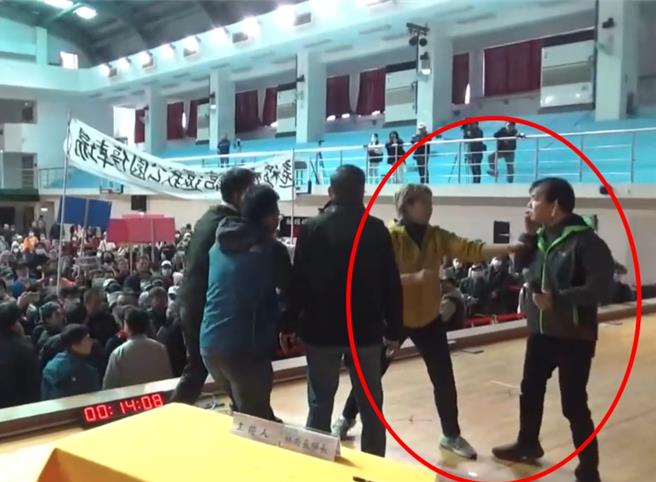 新北市立殡仪馆改建或迁建议题，今（18）日举行第二场说明会，民进党议员黄淑君未依程序上台抢民政局长林耀长手中的麦克风，不慎引发肢体衝突。（翻摄画面）