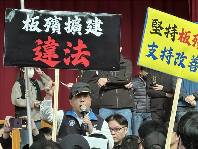 国民党议员周胜考率领大批乡亲举白布条抗议，表达反对扩建的诉求。（高钧麟摄）