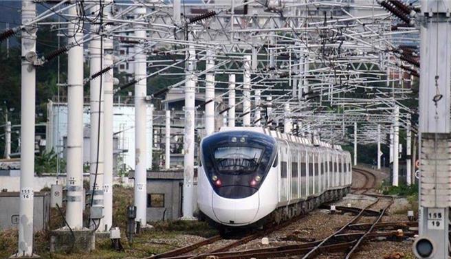 台湾铁道暨国土规划学会呼吁政府，救台铁的方法不是让台铁与高铁平行飙车，而是让双铁在西部运输走廊各自分工。（示意图／本报资料照片）