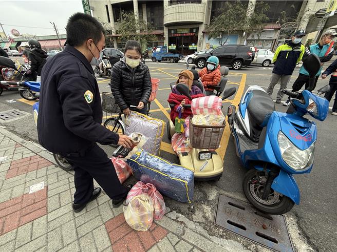 西港区公所替代役男帮忙搬运物资给受助户。（宝智华摄）