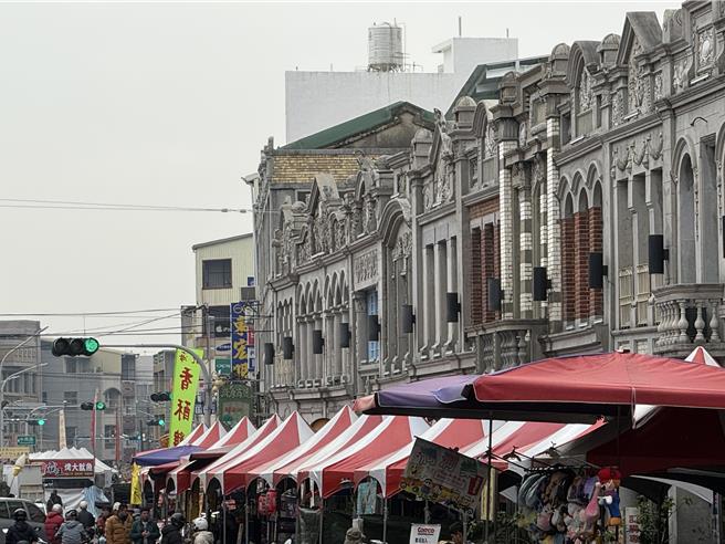 新化年货大街在中正路搭棚举办。（宝智华摄）