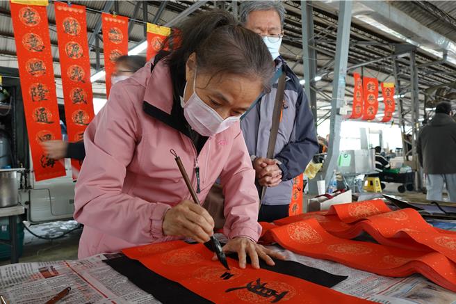 大内区公所举办名家挥毫赠春联活动。（大内区公所提供／宝智华台南传真）