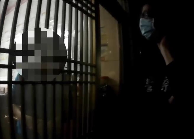 警方於案發後前往被害人周黃姓男子家中調查時，家屬表示暫不報案。（民眾提供／郭良傑高雄傳真）