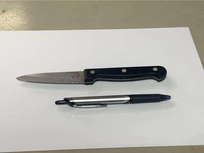 警方查扣陳姓男子傷人的凶刀。（民眾提供／郭良傑高雄傳真）