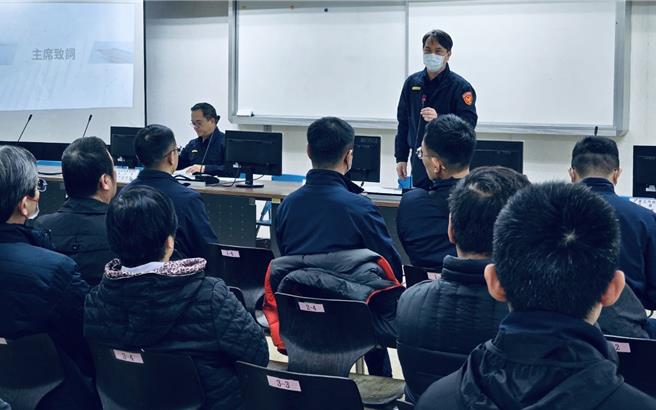 信义警分局办金融机构安全维护协调会，颁赠感谢状给拦阻诈骗有功的银行。(翻摄照片／林郁平台北传真）