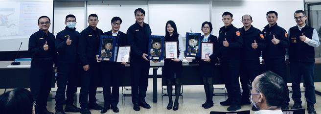 信义警分局办金融机构安全维护协调会，颁赠感谢状给拦阻诈骗有功的银行。(翻摄照片／林郁平台北传真）