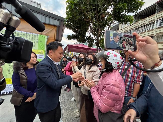 草屯镇长补选18日举行投开票，民进党候选人蔡铭轩发表败选感言，谦称个人努力不够。（冯惠宜摄）