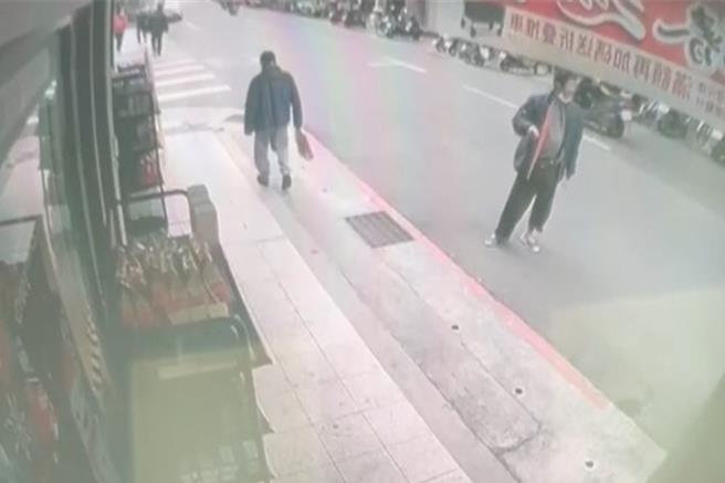 黃姓老翁走在路上，身上的現金、證件掉了都未察覺。(翻攝照片／林郁平台北傳真）