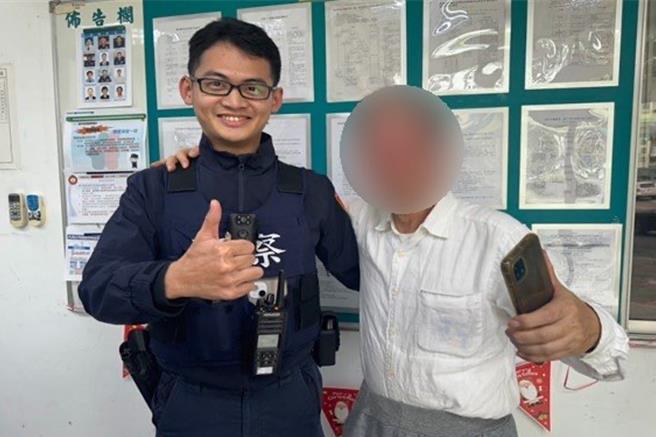 黃姓老翁對警方熱心協助感謝不已。(翻攝照片／林郁平台北傳真）