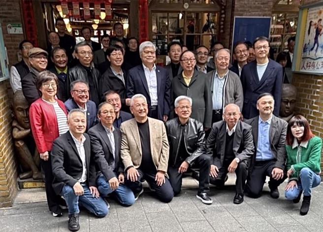 黄仁勋18日再度选在「砖窑」台菜餐厅宴请台厂科技业大老。（柳名耕摄）