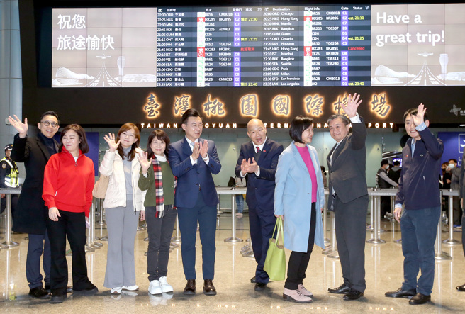 立法院长韩国瑜（右三）18日率团前往美国，针对能否参加美国总统就职典礼恐生变数，韩国瑜强调依旧秉持热情信念前往，会努力达成任务。（范扬光摄）