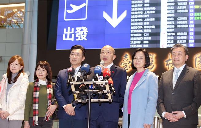 立法院长韩国瑜（右三）18日率团前往美国，针对能否参加美国总统就职典礼恐生变数，韩国瑜强调依旧秉持热情信念前往，会努力达成任务。（范扬光摄）