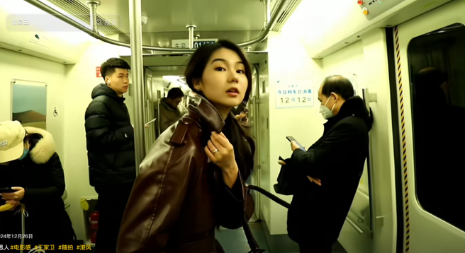 新疆正妹伊伊伊神似女神张曼玉，模仿王家卫电影被网友讚爆。（图／抖音 伊伊伊）