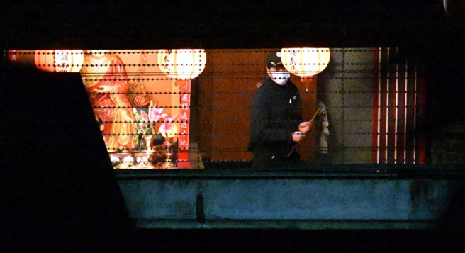 16日傳出法務部長鄭銘謙已簽准執行黃麟凱死刑執行命令。入夜後，位於法場外的地藏王菩薩寺廟前可見到法警上香祭拜。（資料照，黃世麒攝）