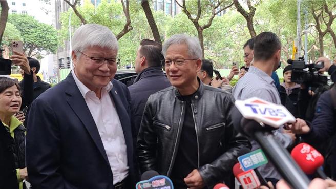 辉达执行长黄仁勋18日午宴台湾合作伙伴，台积电董长魏哲家到场。图／翁毓岚