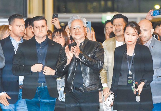 辉达（NVIDIA）共同创办人、执行长黄仁勋（中）18日宴请台湾供应链高层。（中时资料照）