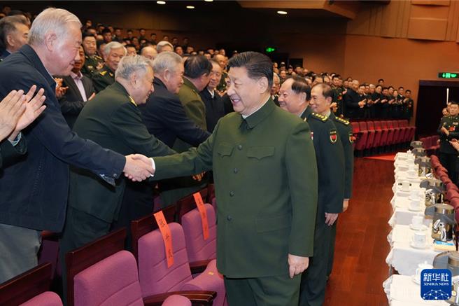 大陆中央军委昨日举行慰问驻京部队老干部迎新春文艺演出，习近平向全军老同志祝贺新春。(图／新华社)