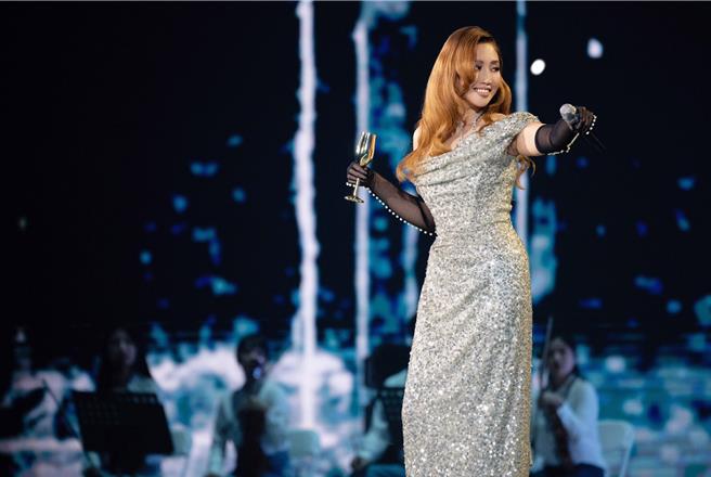 A-Lin18日在台北小巨蛋开唱，打趣地拿起酒杯跟粉丝乾杯。（众悦娱乐提供）