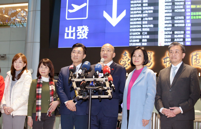 立法院长韩国瑜（右三）18日率团前往美国。（范扬光摄）