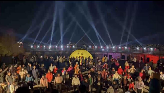 眾人在燈光秀前同時挑戰16蹲。（彰化縣政府提供／李京昇彰化傳真）