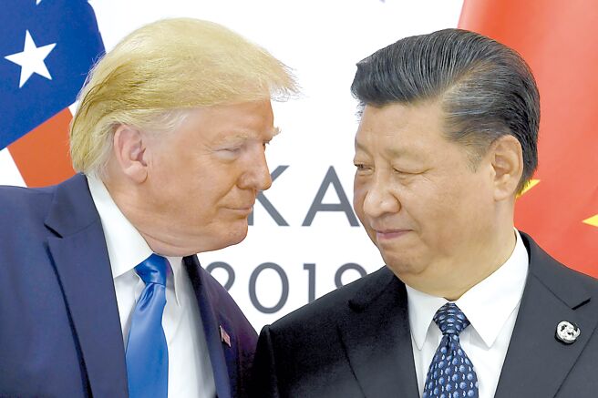 美国总统川普回任后一连串举措让国际政治出现本质上的改变，对台海的衝击巨大，要注意美国与中国大陆的军力平衡可能正在转换，这让台海形势必须重新评估。（图／美联社）