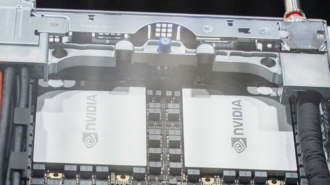 順達（3211）累計2024年全年EPS約17.59元。展望2025年，由於資料中心用BBU（電力備援電池模組）出貨增加，非IT產品營收比重可望超過2成，本業獲利成長可期，圖為輝達GB200。圖／本報資料照片