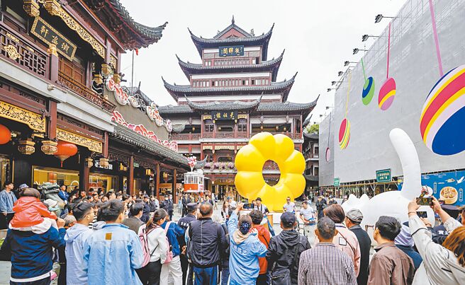 大陆文旅部17日宣布，将于近期恢復福建、上海居民赴台团客游，两岸观光交流出现新突破。图为2023年上海外滩艺术季。（新华社）