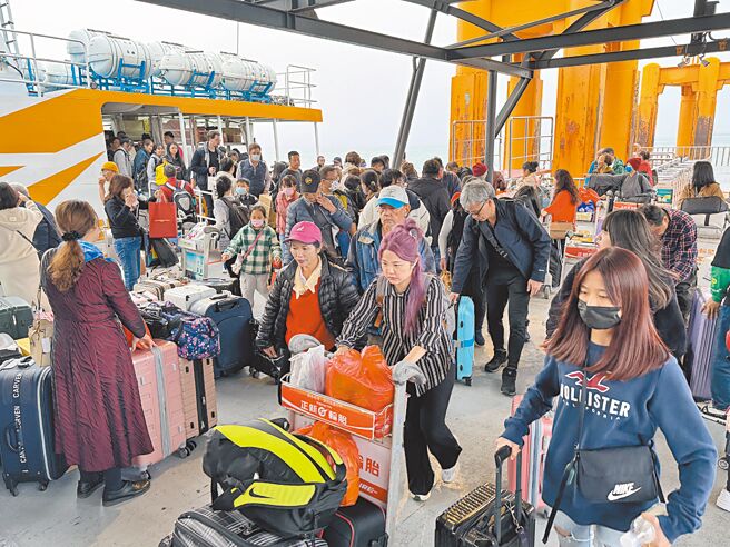 关于两岸观光开放，双方已「过招」了2年，就像跳探戈般，你退我进，相互观望盘算。图为小三通。（本报资料照片）