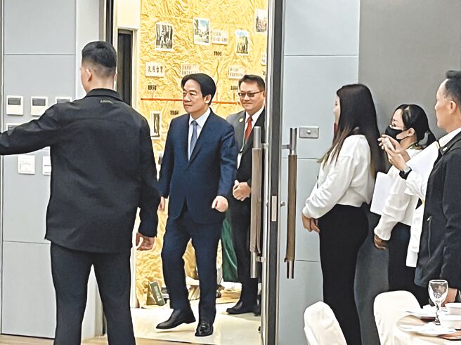 死刑犯黄麟凯于16日晚间执行枪决伏法，针对相隔4年再执行死刑，赖清德总统（左二）于17日到台中出席台中家扶基金会活动时表示，死刑是合宪并没有违宪，盼社会大眾支持法务部依法行政。（张妍溱摄）