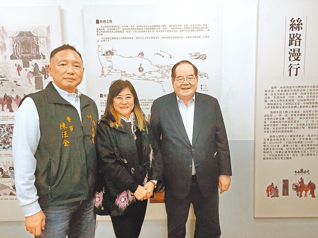 「敦煌乐舞文化主题展」以千年敦煌壁画为主题，于今（18）日在新北市三重先啬宫社教中心揭幕，三重先啬宫董事长李乾龙（右）、董事陈汪全（左）和沈春池文教基金会秘书长石静文（中）17日在展区合影。（张铠乙摄）