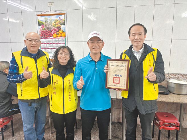 廣香自助餐店老闆張金水（右二）表示，覺得做生意又可以幫助學生，讓他們吃飽，非常開心。（廖姮玥攝）