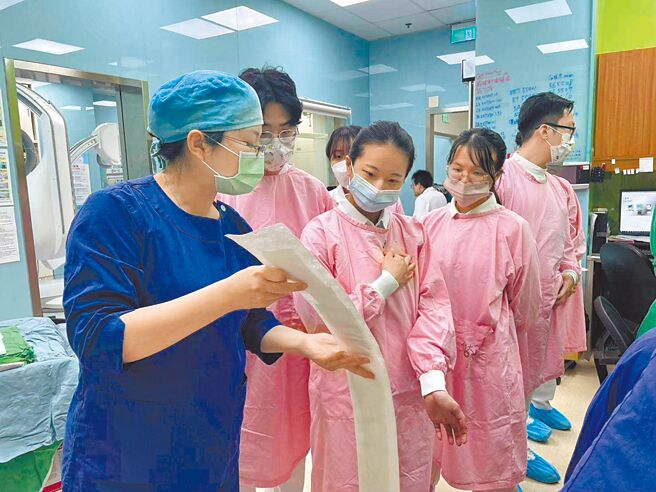台大学士后护理系学生在台大云林分院实习6大科的情形。（台大云林分院提供／周丽兰云林传真）