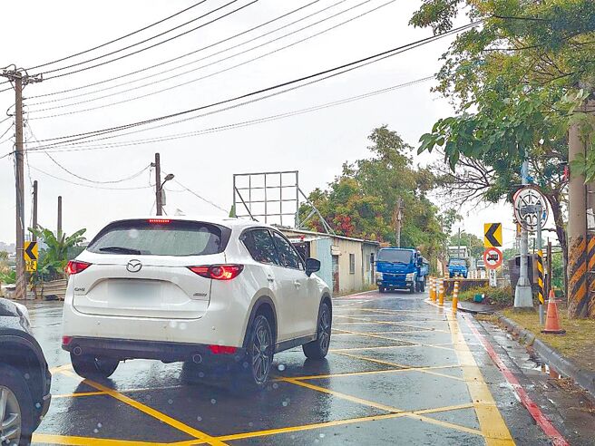 高雄市鳳山區保華二路銜接中崙路，路幅突然縮窄至約4米，導致會車困難，市府將提出都市計畫變更案改善，但里長、民代認為緩不濟急。（任義宇攝）