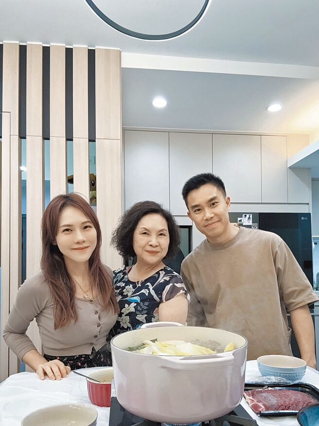 吴申梅（左起）、吴妈妈及老公时常在家下厨，一家人感情融洽。（吴申梅提供）