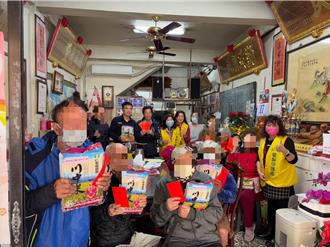 台中警送暖！携手企业为弱势家庭 送上红包与物资