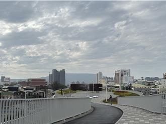 高雄绿之丘爆瑕疵！自行车、人行道突缩窄 铁道局急回应