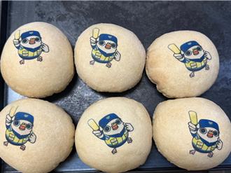 祀典興濟宮送春聯吸引逾千人 台南警宣導反詐送「鴿」款椪餅