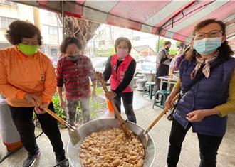 手工年糕助公益！台中國光社區志工20年如一日 讓弱勢過好年
