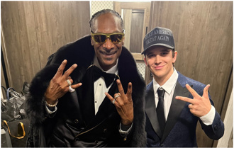 昔嗆「投給川普是蠢貨」史努比狗狗現身川普加密貨幣舞會