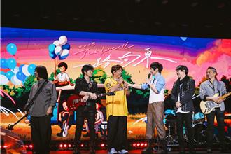 五月天花蓮合體周思齊掀高潮！阿信再邀他當大巨蛋嘉賓