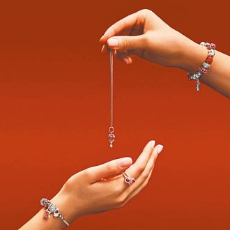 Pandora金蛇飾品點燃好運