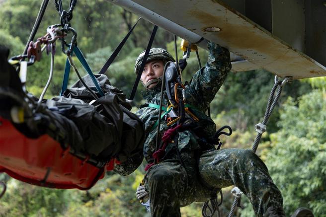 113年高寒地救援训练班日前结训，13位学员模拟在不同高山环境，通过各项伤患救援期末鑑测，为国军「巅峰战士」再添新血。图为学员结合滞空塔设施进行高山救援演练，有效验证战技。（记者尤韵婷摄）